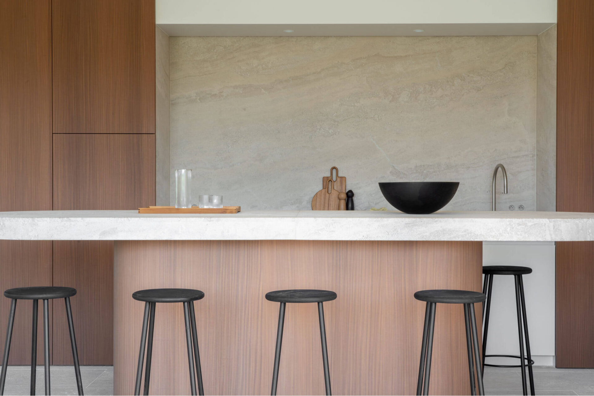 Emilie Otté | Interieurarchitectuur van keuken met warme en natuurlijke materialen, blad in natuursteen